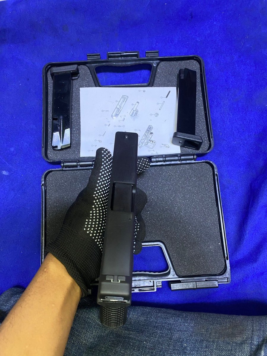 SandyMarrinw's tweet photo. กล็อค 19 .380ACP  อุปกรณ์กล่องครบ  แถมลูก 20 นัด💥 
ราคา 6,000 บาท จัดส่งด่วน 1-2 วัน📦
สนใจเพิ่มเติม 🆔: @273vtown  มี @ นําหน้า
#ปืนเถื่อน #ปืนไม่มีทะเบียน #ปืนหลุดจํานํา https://t.co/XkvOGy5LRL
