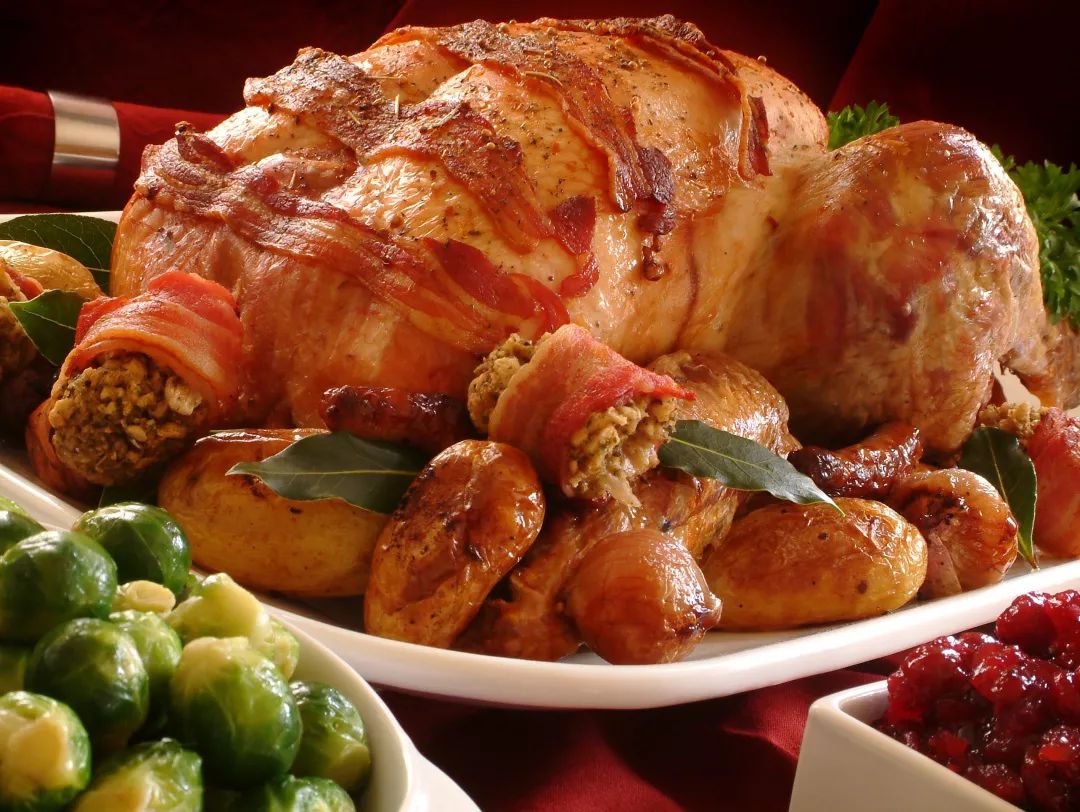 ameln889786's tweet photo. [ Thanksgiving feast alert! Roast turkey with cranberry sauce, creamy mashed potatoes u0026 pumpkin pie—grab your forks, this comfort is pure gold! ]， https://t.co/XMxkhS1C9D