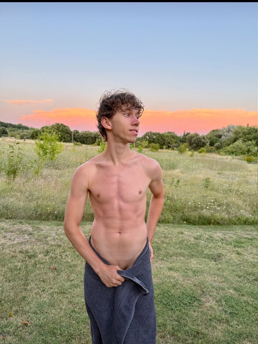 Noah9b1's tweet photo. Outside enjoying nature 😁 https://t.co/y3b9BDSYII
