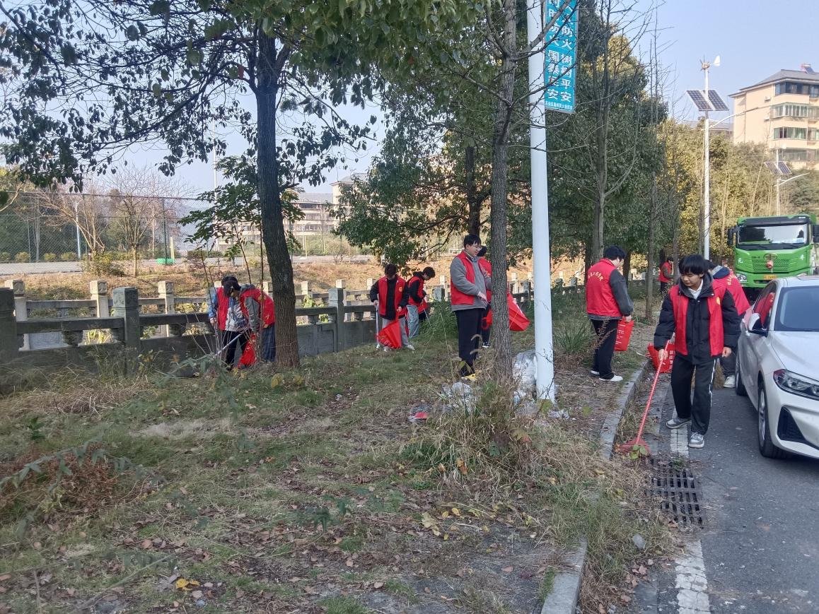 dayunee13's tweet photo. Join our community park cleanup this Saturday at 9 AM! Bring gloves, meet new neighbors, and help make our green space shine—all supplies provided. https://t.co/P7ZfvvHJhW