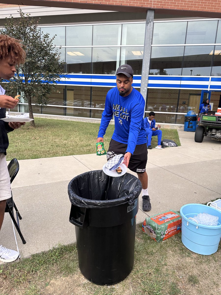 EasternHSBBall's tweet photo. Team Tailgate
#FlyEastern
#Toughness
#Connected https://t.co/EtdWZFbLcU