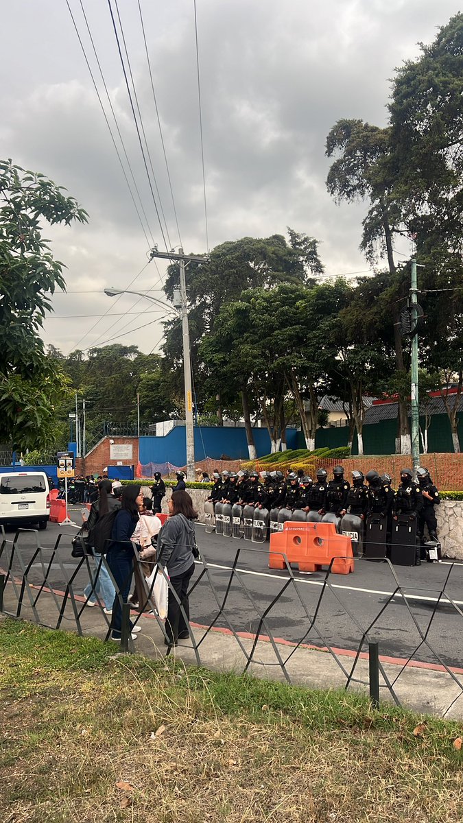 Sonny_Figueroa's tweet photo. La Fiscalía Contra la Corrupción del MP con el apoyo de la PNC busca extraer información de la Dirección General de Administración y del Registro y Estadística de la USAC 

Este caso es por la expulsión de estudiantes y anulación de sus matrículas https://t.co/rPS0vJ9RwX