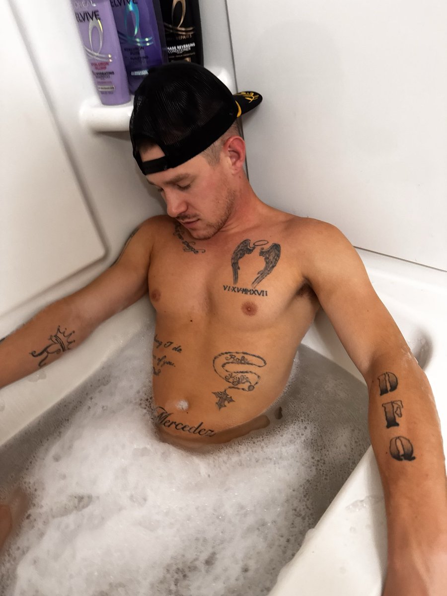 BrockSteelex's tweet photo. Bubble bath before steam 🧼🫧 https://t.co/2QZagHTfst