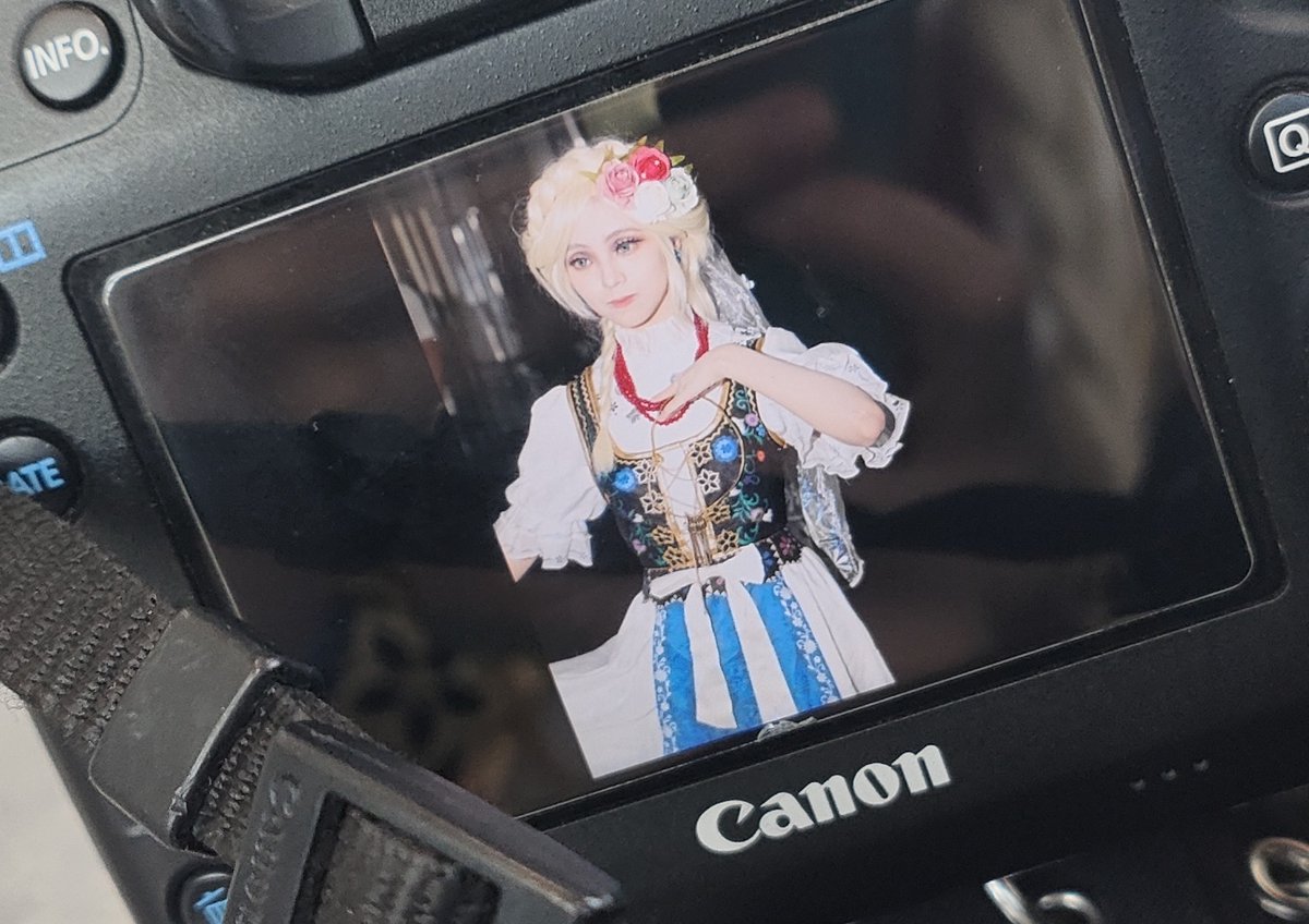 gallili__'s tweet photo. throwback to s1 perfumer and the judith the dove cosplay (someone may have spotted me there #idv #cosplay #perfumer https://t.co/nlsBr1Negy