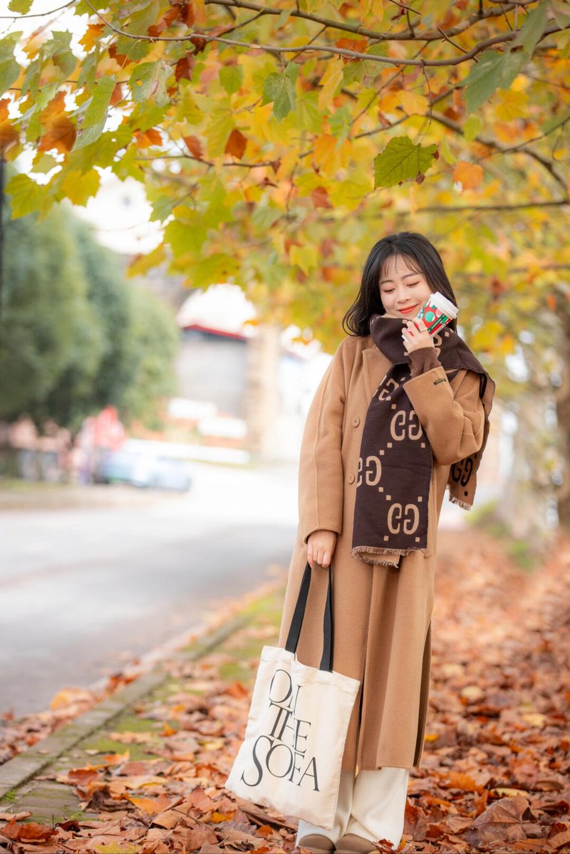 qtf123q's tweet photo. Cool autumn breeze and golden leaves are here! Perfect weather for a hot coffee walk ， https://t.co/RwAFb6DF14