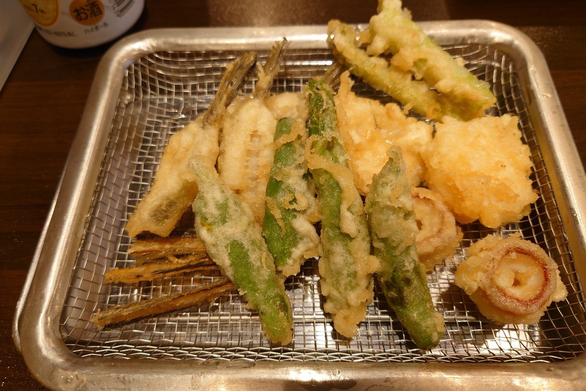 JUN791209's tweet photo. 豊洲市場の天房さんにて朝ごはん。
あじの開き、てんぷら（たこ足、めごち、ししとう）、さえずり刺身を注文。
お初のたこ足天は、たこの旨味タップリで食感が堪りません☺好きな天種のめごち天も頂け大満足です✨おでん種では食べたことがある、さえずり刺身も脂ノリノリでお酒のアテに最高です。 https://t.co/mQCooJv53X