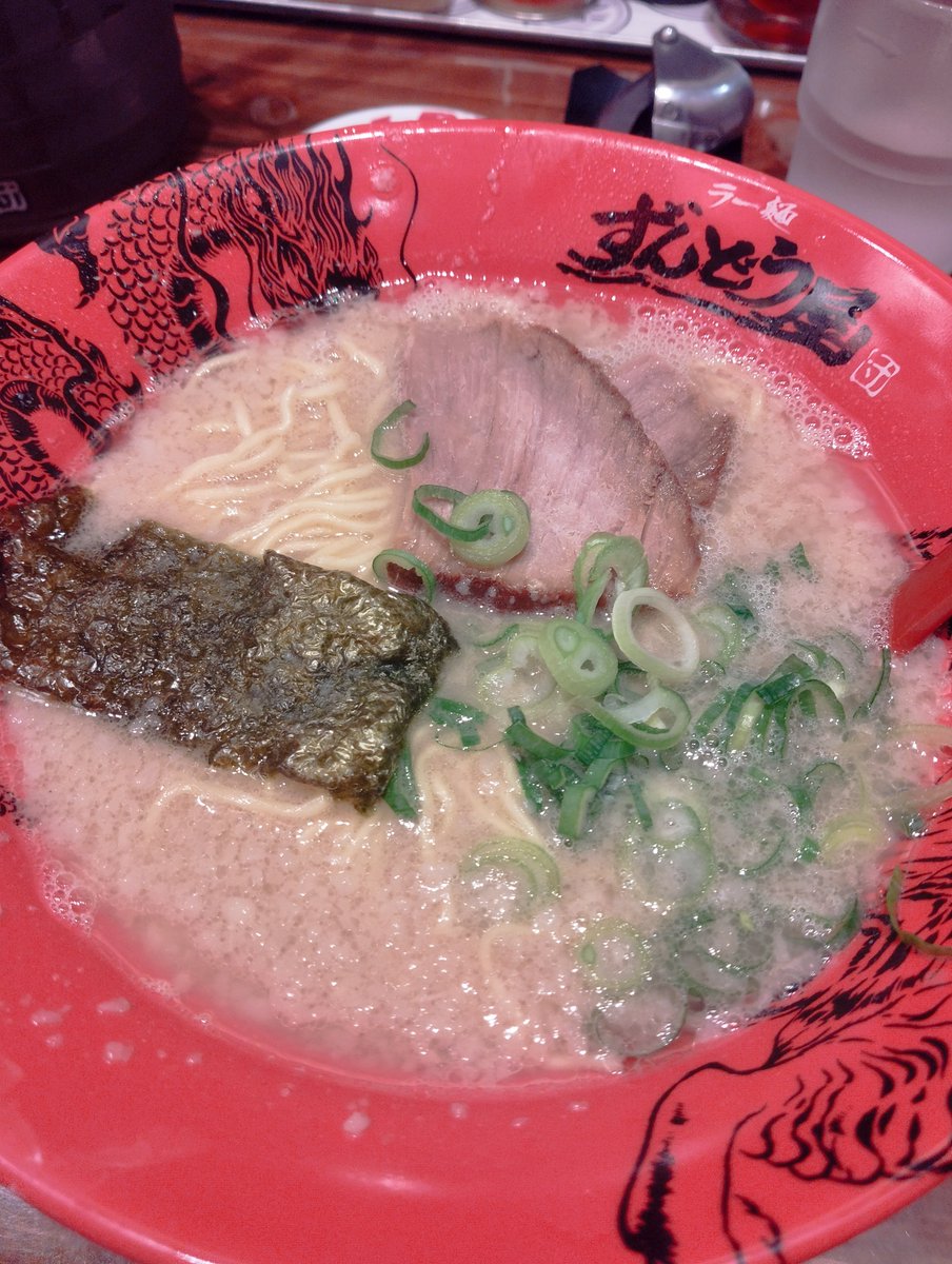 Shuichi5566's tweet photo. ラー活🍜

姫路豚骨ラーメンのチェーン店の
ずんどう屋
良き濃度、旨味堪能出来るスープ🐷
大盛に生ニンニクで
替玉お得だったので追加！
美味美味😋

生ニンニク4片はちと多かったか、お��緩い🤭

#45杯目
#ずんどう屋
#姫路豚骨 https://t.co/92KTSBH4Mh