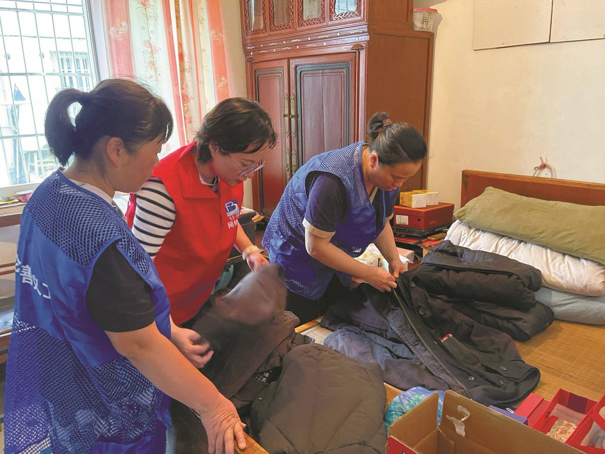bebek544933's tweet photo. Just wrapped 4 hours of sorting winter clothes u0026 food at the community shelter! Seeing families’ smiles makes every minute worth it. Small acts make big changes  #VolunteerLife #CommunityHelp， https://t.co/2WvKDVFAxs