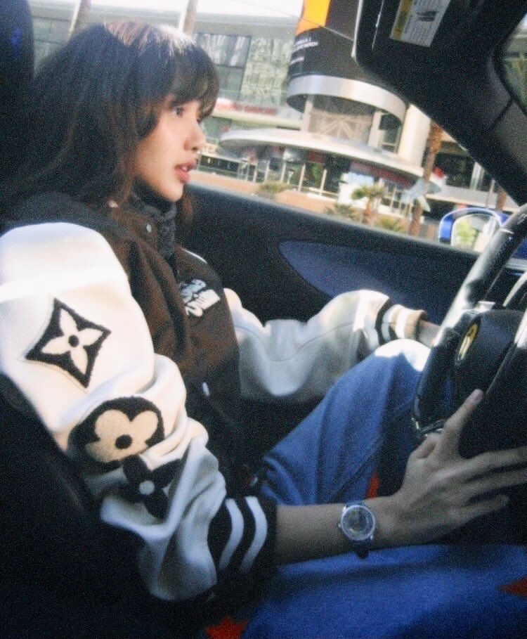 yk2aii's tweet photo. ferrari girl https://t.co/q46c1Ln0Zr