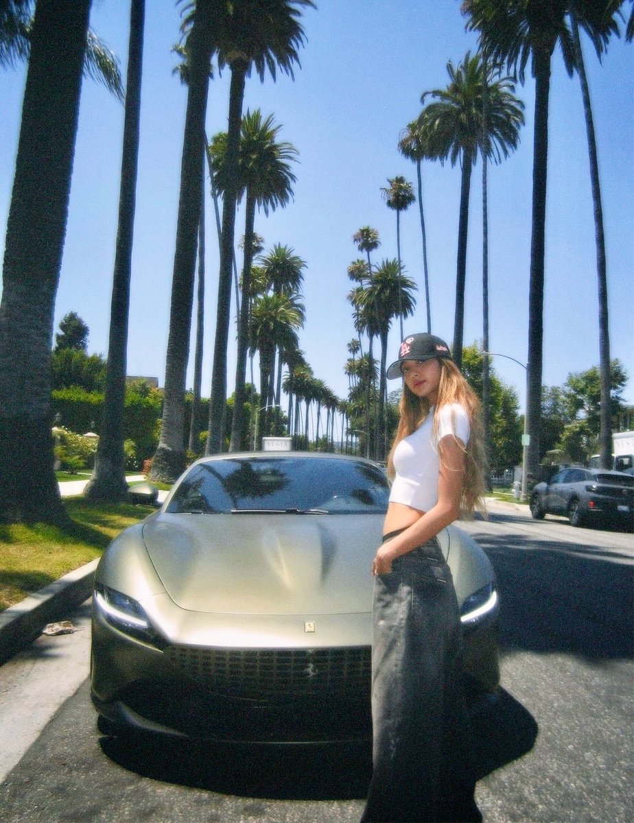 yk2aii's tweet photo. ferrari girl https://t.co/q46c1Ln0Zr