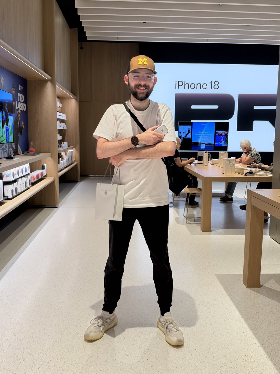 noahhermanyt's tweet photo. original iPhone vs iPhone 18 Pro 📸 https://t.co/sjNiYInBUQ