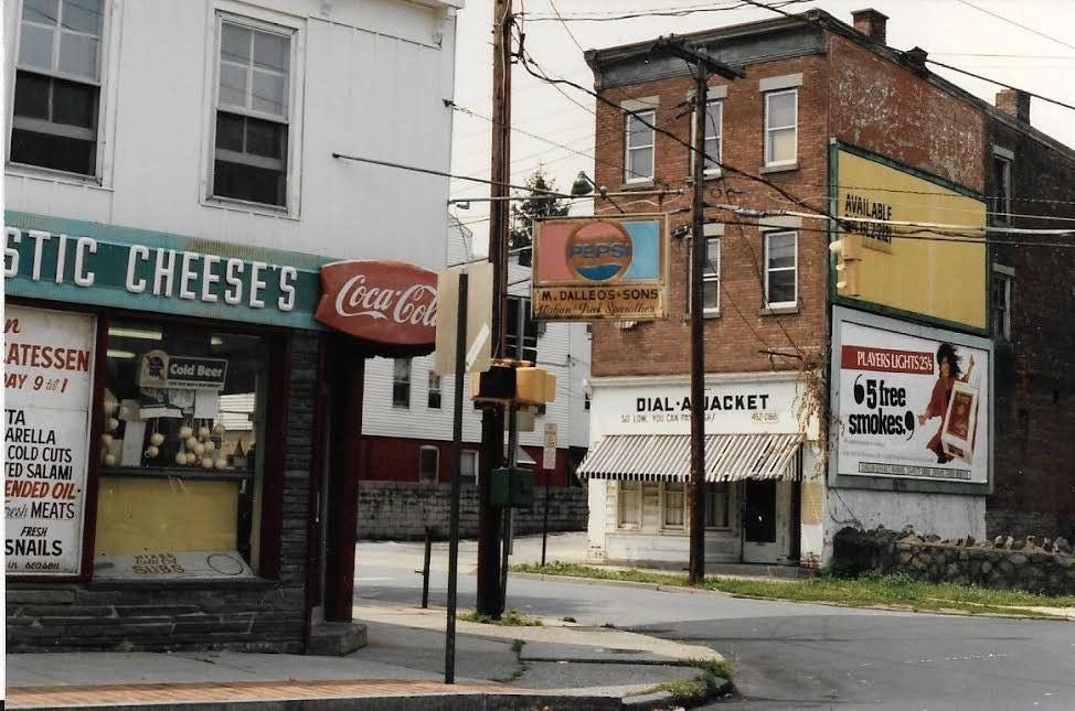 cityaestheticss's tweet photo. This is peak American urban fabric https://t.co/bmlZGD1kV8