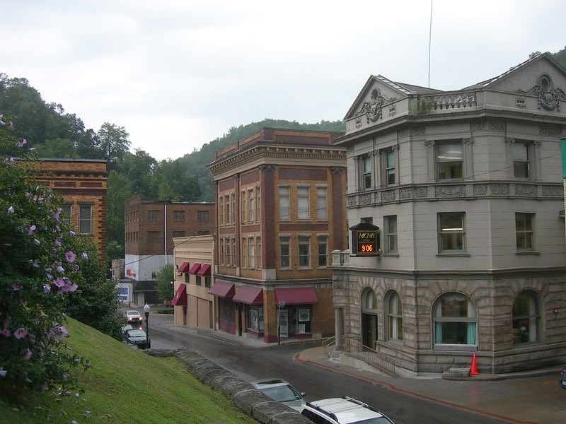 cityaestheticss's tweet photo. This is peak American urban fabric https://t.co/bmlZGD1kV8