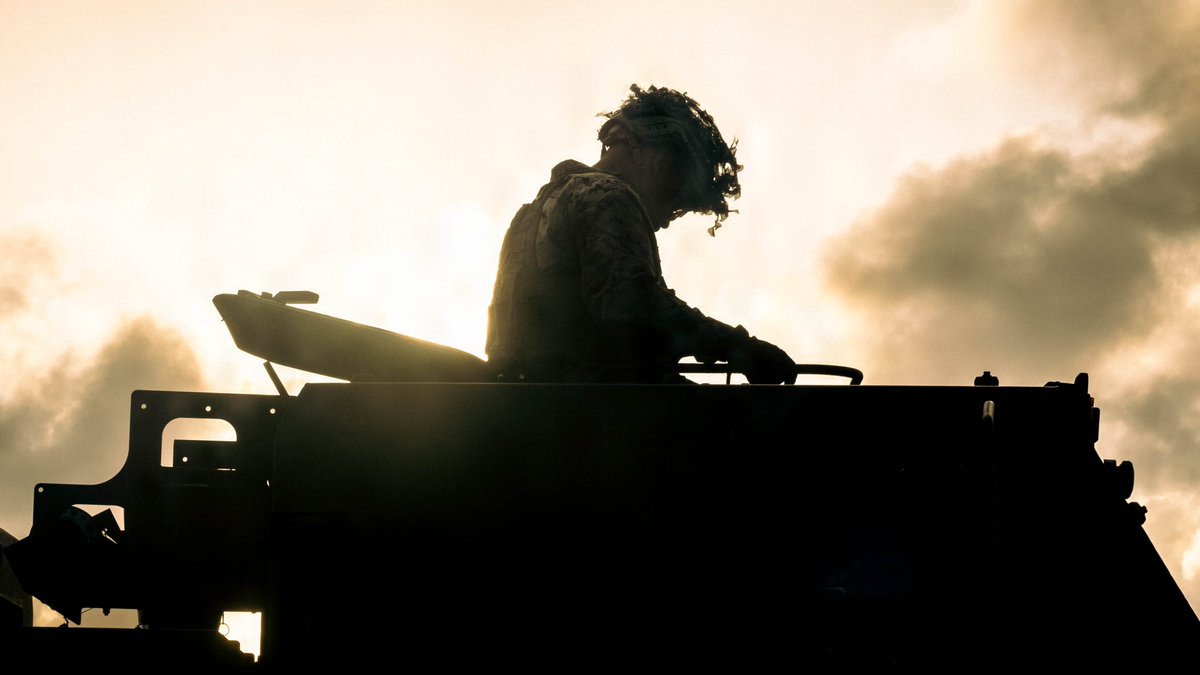 PacificMarines's tweet photo. Fire Missions 💥 & Flight Ops ✈
-#Marines with @3d_Marine_Div, engaged in a simulated firing mission during exercise #TyphoonCrossbow
-#MarinePilots with @1stMAW_Marines, took part in #flightoperations
📸: Lance Cpl. Raul Sotovilla & Staff Sgt. Julian Elliott-Drouin | @USMC https://t.co/j3DtMLoDH0