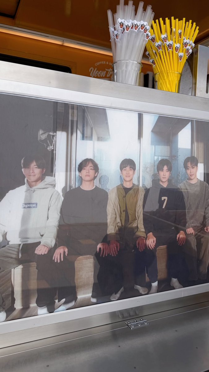 KTHIndonesia's tweet photo. Taehyung bersama Wooga Squad mengirimkan food truck untuk memberikan dukungan kepada Choi Woo-shik di lokasi syuting di drama barunya, Whale Star (고래별).

Banner yang dipasang bertuliskan:
“Semangat untuk Whale Star!”
“Mendukung Woo-shik dan Whale Star!”
“Baby Viking yang traktir!”