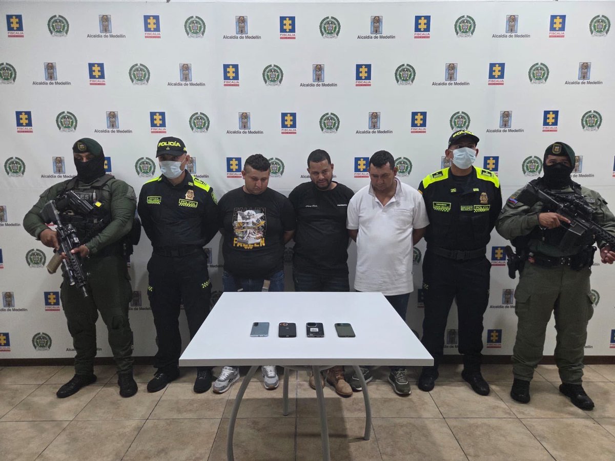 FicoGutierrez's tweet photo. 🚨Otros tres más que caen en Medellín. 

Se capturaron a 3 integrantes señalados de la Compañía Héroes de Tarazá del ELN.

Entre ellos está alias “Téllez”, señalado como dinamizador financiero y enlace con el GAO-r Estructura 36, para coordinar acciones criminales y disputar el control territorial y las rentas ilícitas en Antioquia.

También fueron capturados alias “Gordo” y “Jaider”, señalados de participar en la planeación y ejecución de acciones terroristas.

Los tres son requeridos por los delitos de terrorismo, rebelión y concierto para delinquir agravado.

Reconocimiento a nuestra Policía Nacional por este resultado. 

Seguimos trabajando para proteger la gente y enfrentar a quienes pretenden sembrar miedo y violencia en nuestro país. 

‼️Uno a uno van cayendo.