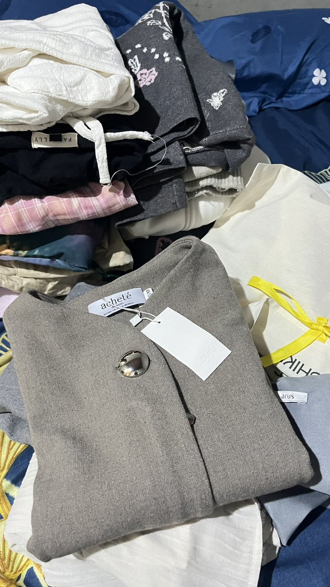 curatedbyfaav's tweet photo. haloo, upload preloved baru yaa. ada tp &amp; skirt from uniqlo, shiku, by ody, kara kiri, etc. mostly good condition, pengiriman bisa oren (co ongkir) atau manual jnt. happy shopping🛍️💖 https://t.co/zx5w50n1AX