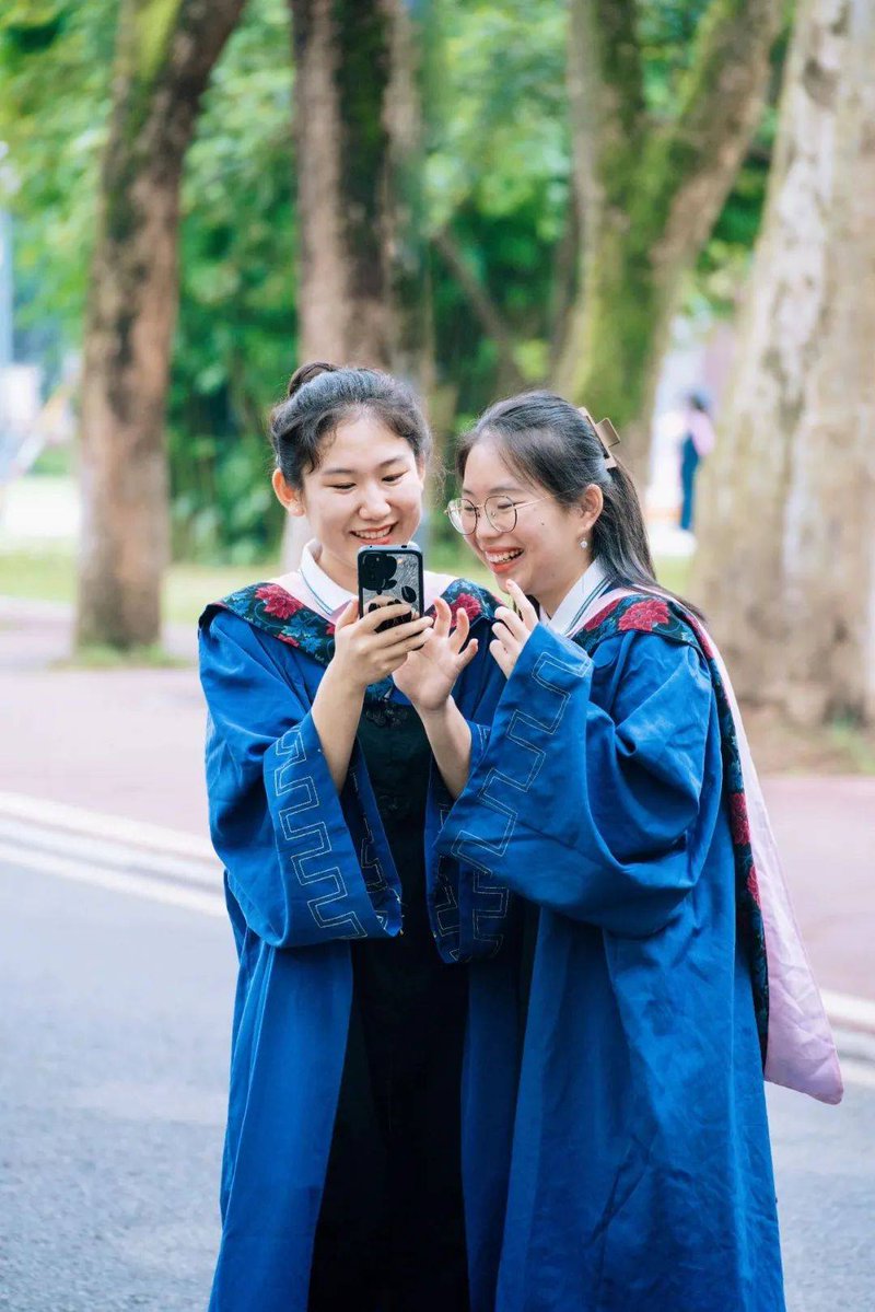tinyp730886's tweet photo. Grad cap tossed high, memories locked tight—off to write the next chapter! ， https://t.co/K0PNI50IUI