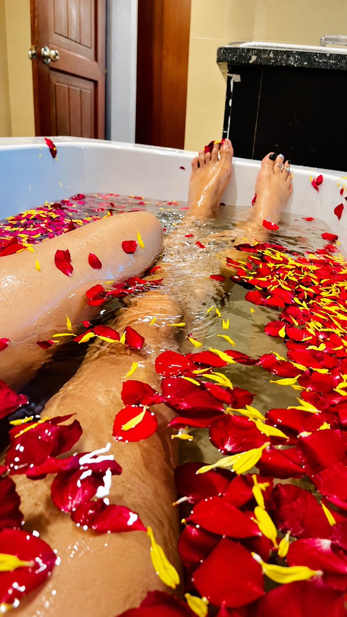 DeepikaHyd69's tweet photo. Available for Realmeet &amp; VC...

🌹🛁 Morning bath, rose petals &amp; a dangerously naughty mood… 😈
Wet skin, tempting views, and thoughts I probably shouldn’t be sharing. 🔥
Would you dare get closer? 💋...

Hit me on Telegram: @gdeepika9 https://t.co/JgAFOlML1A
