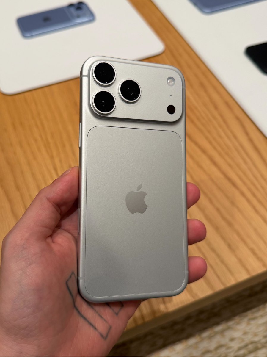 federicodevito's tweet photo. Hands on iPhone 18 Pro &amp; Pro Max! 

Qual seu favorito? Animado pra usar! https://t.co/9jQDH5hrnI