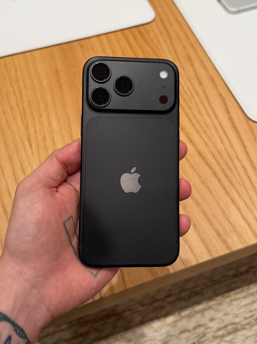 federicodevito's tweet photo. Hands on iPhone 18 Pro &amp; Pro Max! 

Qual seu favorito? Animado pra usar! https://t.co/9jQDH5hrnI