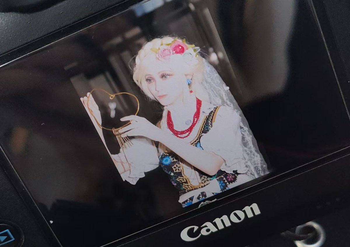 gallili__'s tweet photo. throwback to s1 perfumer and the judith the dove cosplay (someone may have spotted me there #idv #cosplay #perfumer https://t.co/nlsBr1Negy