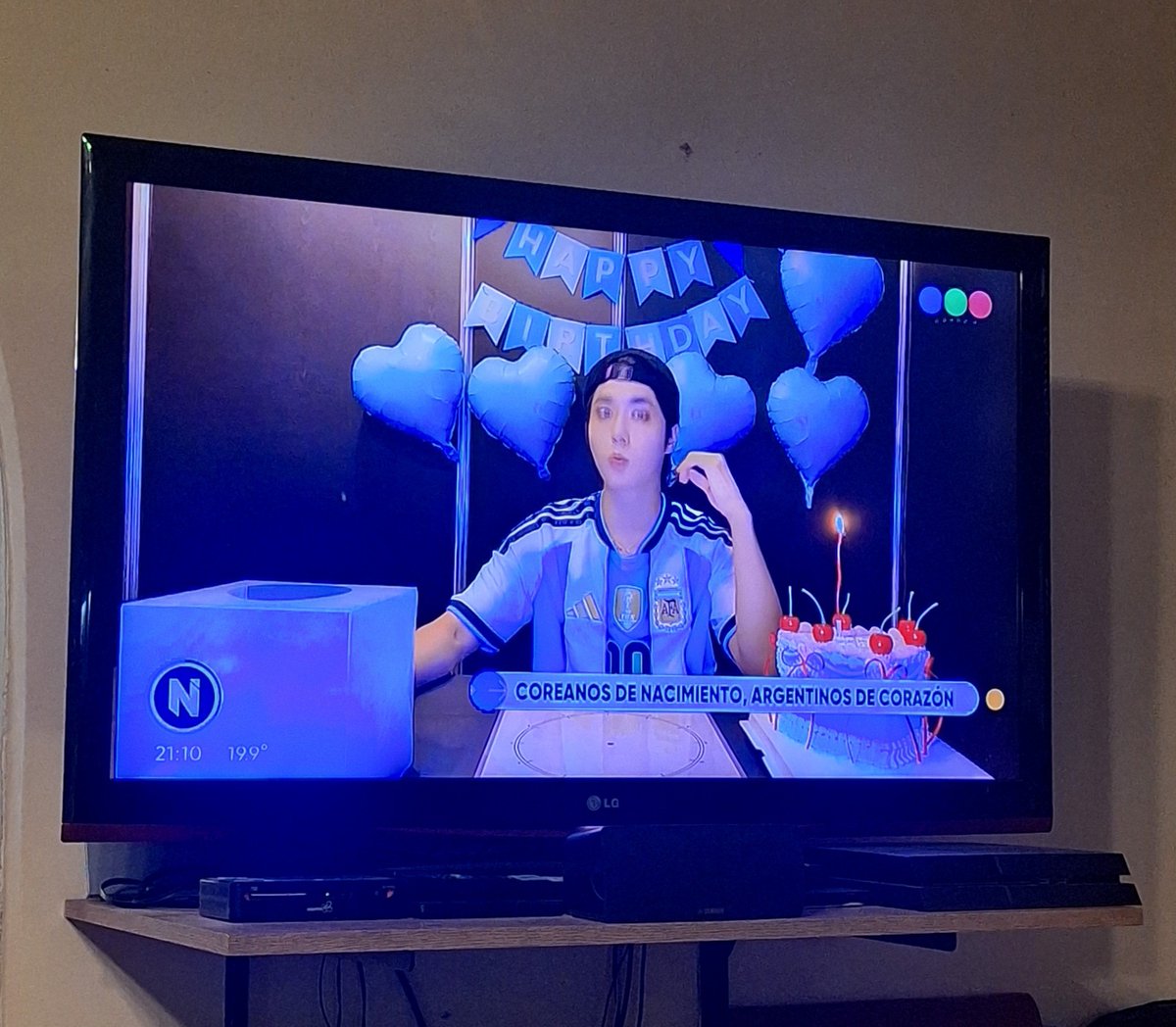 gaiivodka's tweet photo. HAN ARGENTO Y TOMOYA DE BOCA EN TELEFE JAJSJAJS https://t.co/k2s7xtW9qV