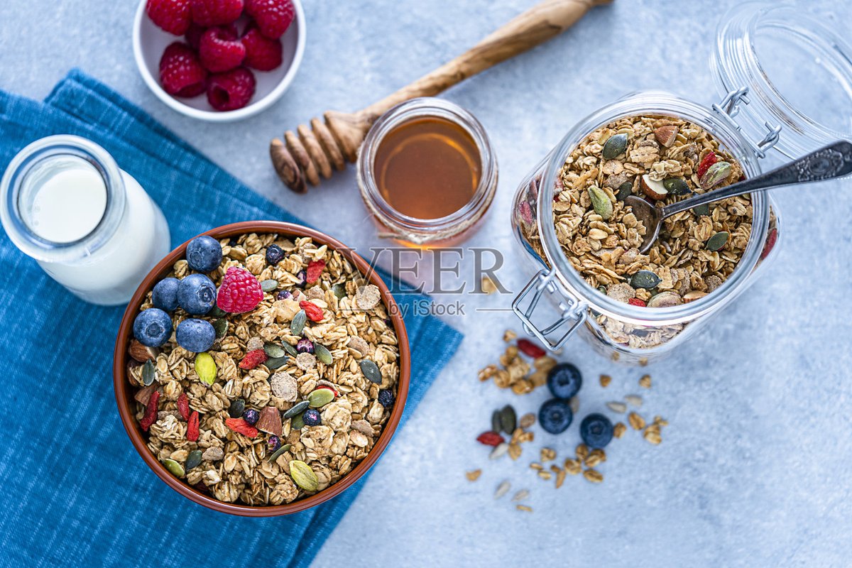 fresj595338's tweet photo. Just made warm homemade oatmeal topped with fresh berries u0026 a dash of honey, enjoying this quiet Sunday morning on my balcony with a book. Best little self-care treat https://t.co/bRieuTMqoW
