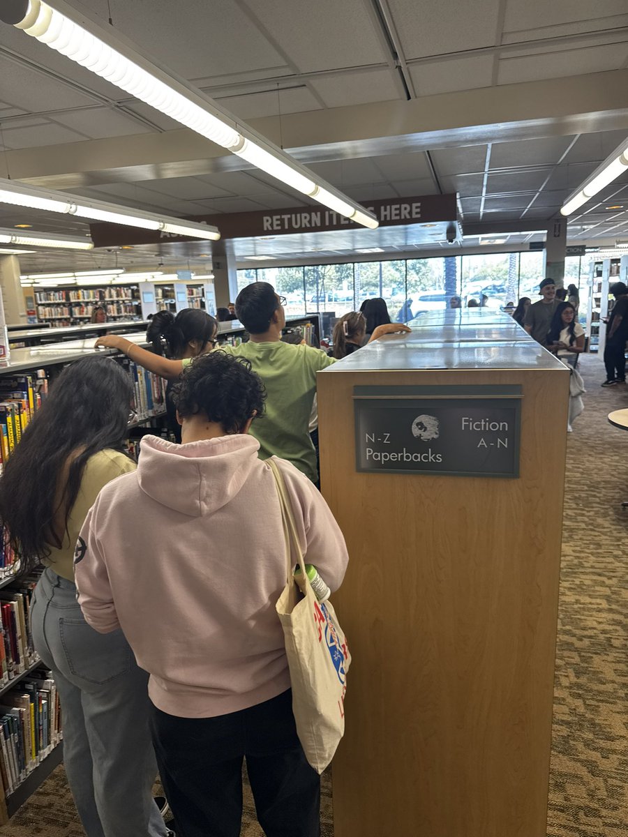 justBellaplz's tweet photo. Yo: 
la neta quiero valer, pito todo el día y no hacer nada 

También yo el mismo día: 
esposo, levántate, porque vamos a ir a hacer dos horas de fila en la biblioteca para poder tener mi tarjeta de la biblioteca de la Hello fucking Kitty 🙏🏻💞 https://t.co/9jAg02bjIE