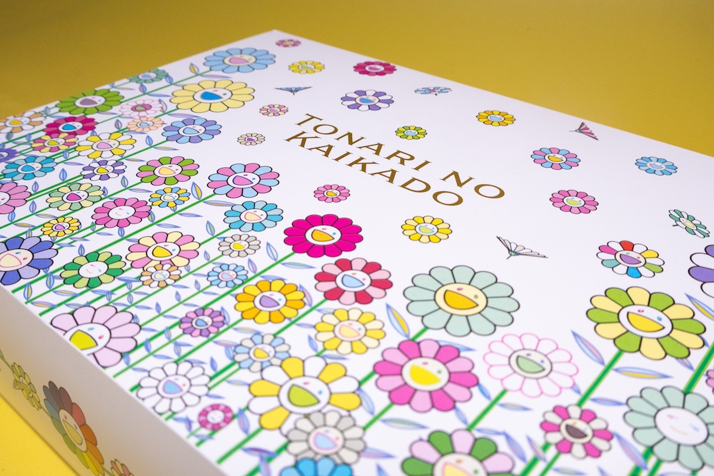 MFTMKKUS's tweet photo. 9月19日(土)より受付開始！「お花のバターサンド詰め合わせ」がANA Mall ＆ ふるさと納税に登場

リニューアルした「お花のバターサンド」がANA Mallとふるさと納税に登場。

今回のリニューアルで追求したのは、サブレとクリームの「一体感」です。
クリームを挟むサブレを改良し、厚みを抑えてサクサクと軽やかな食感に仕上げました。

さらにシロップを染み込ませることで、お口に入れた瞬間、サブレとクリームが一体となって、すっとほどけるような口どけを実現しています。

・ミント＆ベリー
・ゆず
・さくら
・ラムレーズン
・かぼちゃ
・枝豆
・抹茶
・チョコチップ
・コーヒー

異なる9種類のフレーバーを楽しめる、贅沢な詰め合わせです。
色鮮やかで個性豊かな味わいを、最後のひとつまでお楽しみいただけます。

また今回は、お菓子だけでなくパッケージも一新。

村上隆の「お花」が一面に咲き誇る、華やかでポップな世界観を閉じ込めたオリジナルスリーブ缶でお届けします。

箱を開ける前から心が躍るデザインは、ご自身へのご褒美にはもちろん、大切な方への特別なギフトや手土産にもおすすめです。

新しくなった「お花のバターサンド詰め合わせ」を、ぜひこの機会にご堪能ください。

ANA Mall
https://t.co/oqBqbtv216

カイカイキキふるさと納税
https://t.co/tUl1MWy6ut