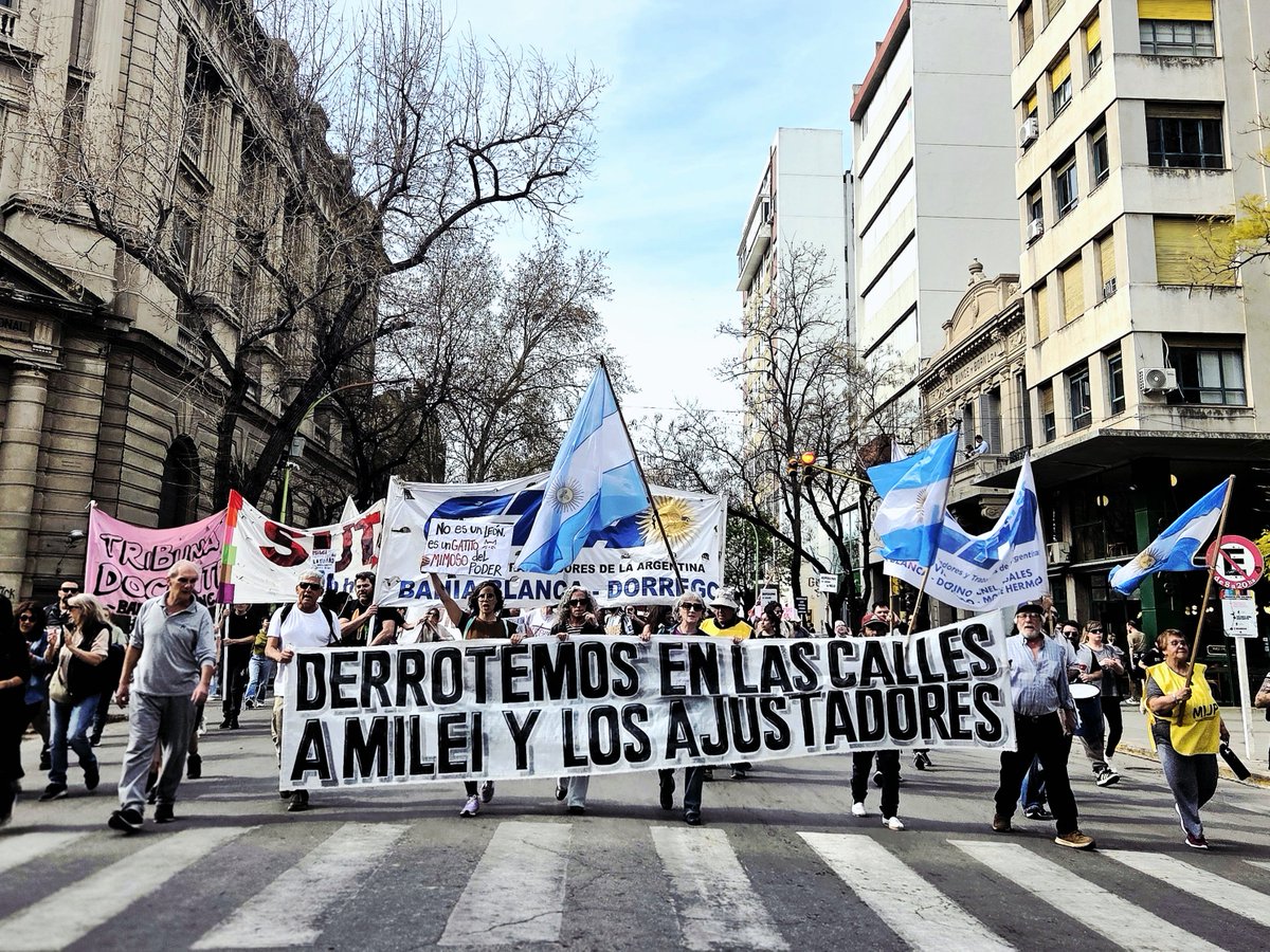 eternapancito's tweet photo. Repudio a Milei en Bahía Blanca 

📸 Registro para @CoopTrafkintu https://t.co/IRJs9ZokrD