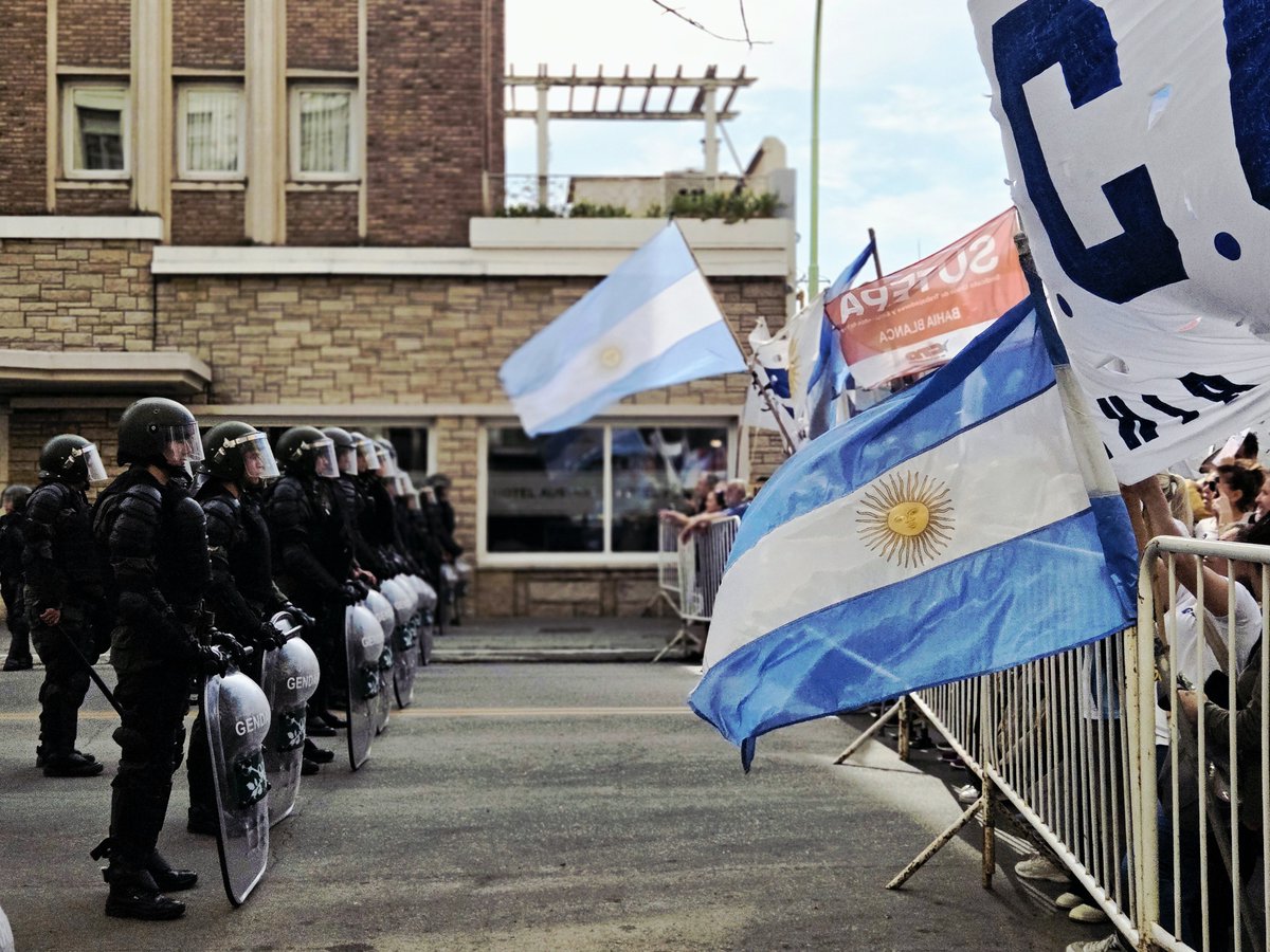 eternapancito's tweet photo. Repudio a Milei en Bahía Blanca 

📸 Registro para @CoopTrafkintu https://t.co/IRJs9ZokrD