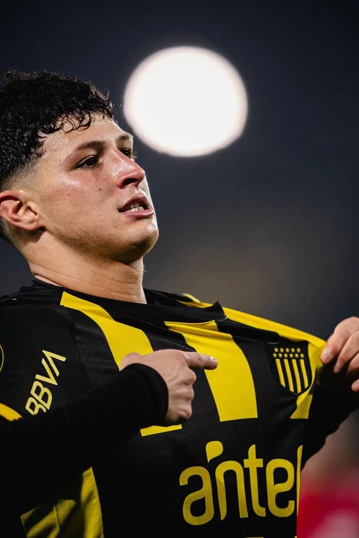 _MundoCarbonero's tweet photo. 🗞️🎙️⚫🟡 Atención bomba 💣 recordamos que lo veníamos hablando Ignacio Ruglio presidente de Peñarol viajó a Buenos Aires para reunirse con Stefano Di Carlo presidente de River Plate para negociar la compra de un %20 de su fichaje, por unos 8MD💰💷.!! https://t.co/Wuaa3HSR8K