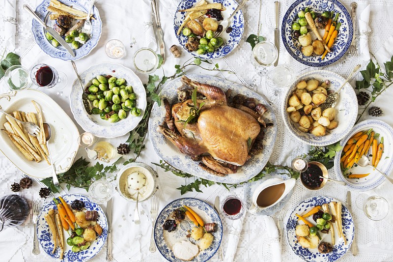 peacd888669's tweet photo. Thanksgiving feast alert! Roasted turkey with cranberry glaze, creamy mashed potatoes, and warm apple pie—your perfect holiday table just got upgraded. Tag someone you’d share this with!  #ThanksgivingEats https://t.co/Q1XUHJ3374