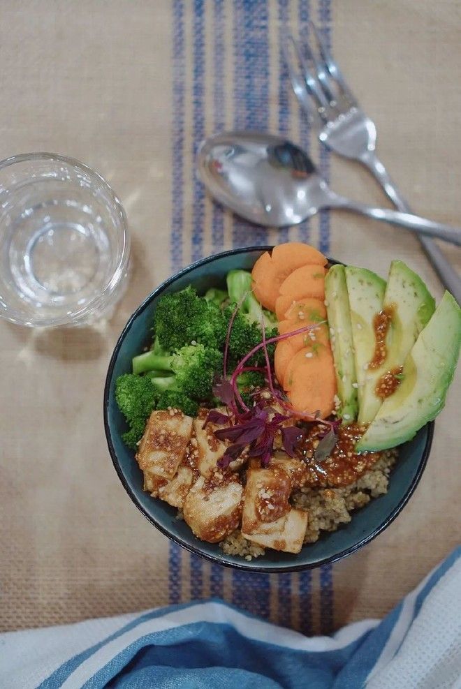 amirb288474's tweet photo. A quick u0026 yummy 300-calorie quinoa bowl: mixed greens, grilled chicken, cherry tomatoes, avocado slices u0026 a drizzle of lemon olive oil. Perfect post-work fuel! https://t.co/0A9SGBnhRV