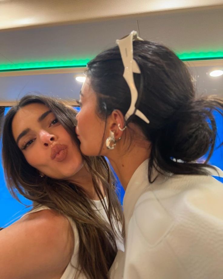 cyperwt's tweet photo. eu me sinto tão sortuda por ter você na minha vida. eu te amo demaaaais! obrigada por ser meu ponto de equilíbrio, minha metade, minha alma gêmea. não conheço uma vida sem você e nem quero conhecer. 💘 https://t.co/HoEvM0Tprh
