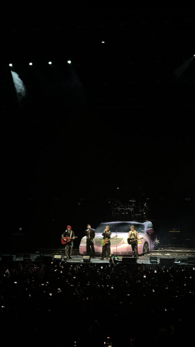 florgbenitez's tweet photo. Nadie tiene esta foto pero enfocada? Jsjsjsjs #EASTour #5sosargentina #5SOS https://t.co/rYnOywnnx7