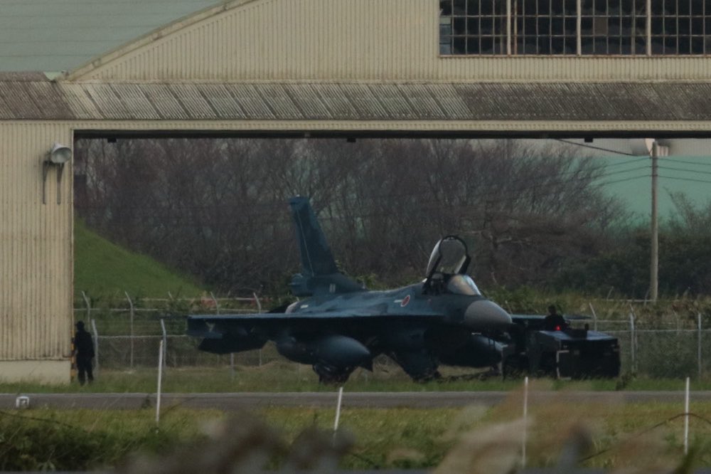 htkcno81's tweet photo. 久々に見た✨
夕暮れのアラートハンガー迄のF2戦闘機3機のお散歩^_^
訓練お疲れ様&amp;スクランブル発進迄お休みください^_^
#百里基地
#アラートハンガー
#スクランブル発進
#f2戦闘機 https://t.co/7LDy3LPLpy