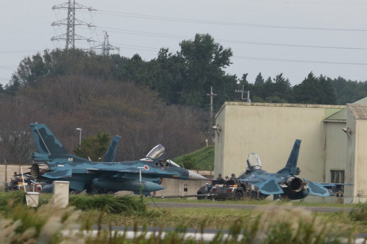 htkcno81's tweet photo. 久々に見た✨
夕暮れのアラートハンガー迄のF2戦闘機3機のお散歩^_^
訓練お疲れ様&amp;スクランブル発進迄お休みください^_^
#百里基地
#アラートハンガー
#スクランブル発進
#f2戦闘機 https://t.co/7LDy3LPLpy