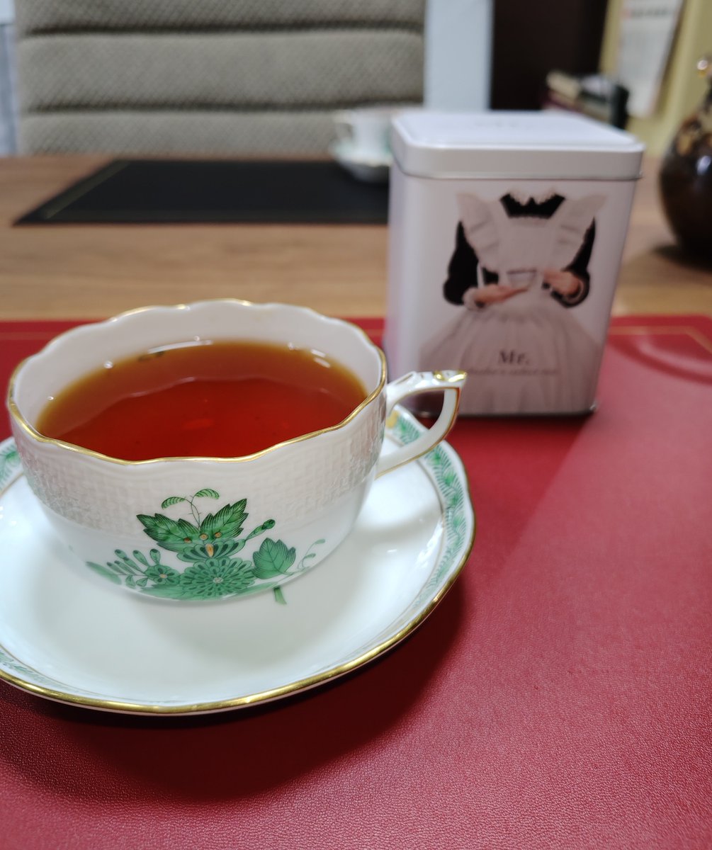 violet_nyanko's tweet photo. 今日も今日とて、紅茶から。
カップはヘレンドのアポニーグリーン、茶葉はcafeBritish(@cafe__british )のMr.です。
チェリーの香りがとても良い美味しいおちゃです。
お供にざらめスコーン。
このままでは、私は他の職場で働けなくなってしまう…!
#おうちカフェ
#cafeBritish https://t.co/p5NcZUtbk0