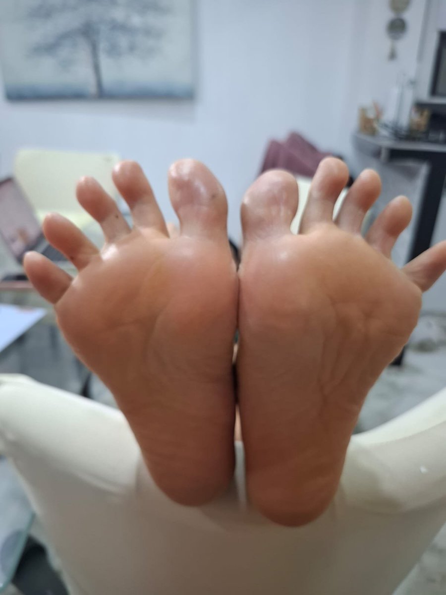 piessdivinos's tweet photo. I need massage feet 😬😬😬 #solesfeet #feetfetısh  #feetworshi̇p #footfetısh #piesdivinos https://t.co/S7MpJhc98n