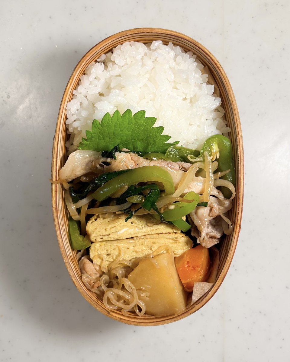 mtmtk27's tweet photo. 本日のお弁当ー！
野菜中華炒め
出汁巻卵
肉じゃが

昨日鍋いっぱい肉じゃが作った https://t.co/i7EAb4DhGe