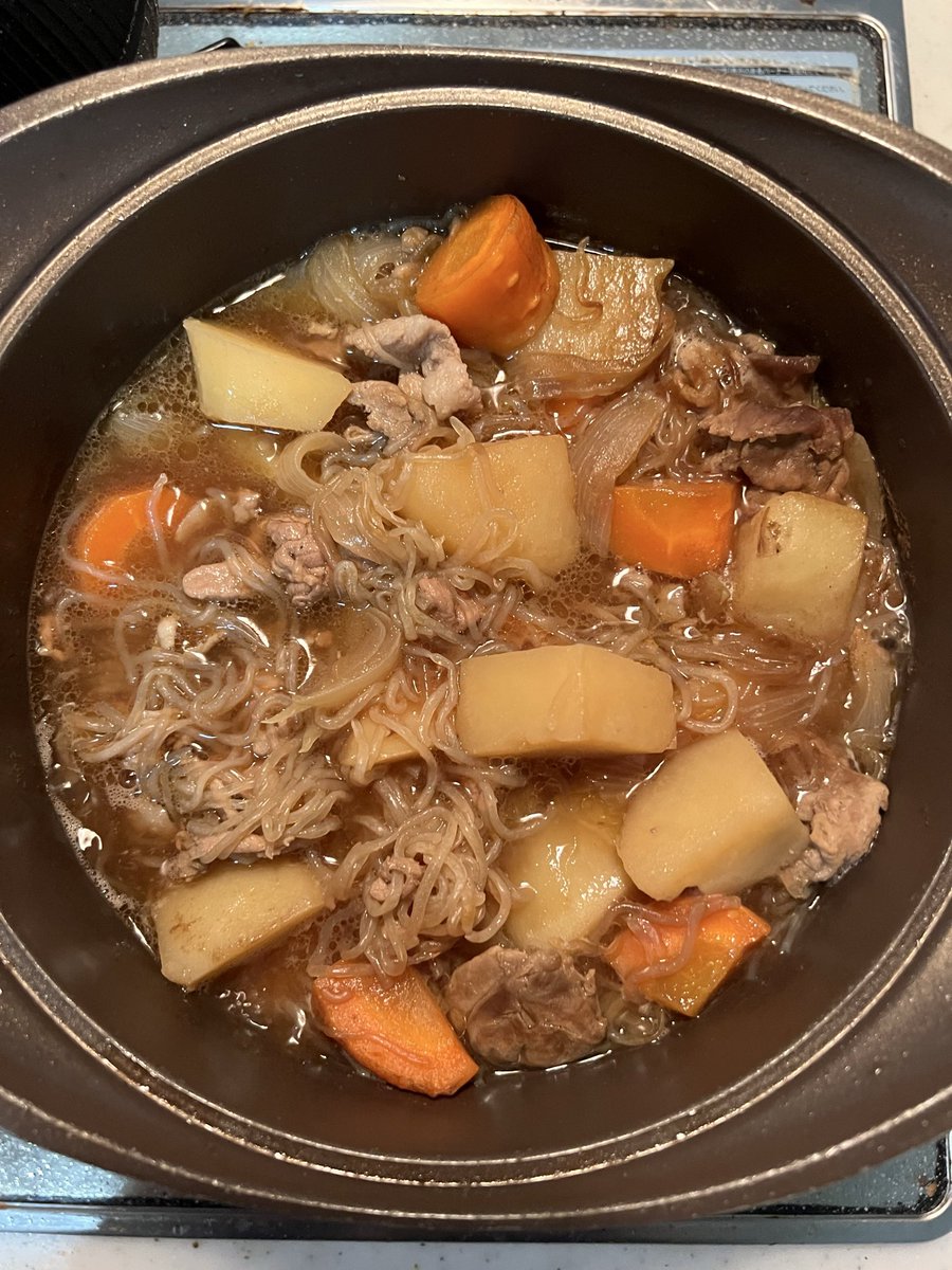 mtmtk27's tweet photo. 本日のお弁当ー！
野菜中華炒め
出汁巻卵
肉じゃが

昨日鍋いっぱい肉じゃが作った https://t.co/i7EAb4DhGe