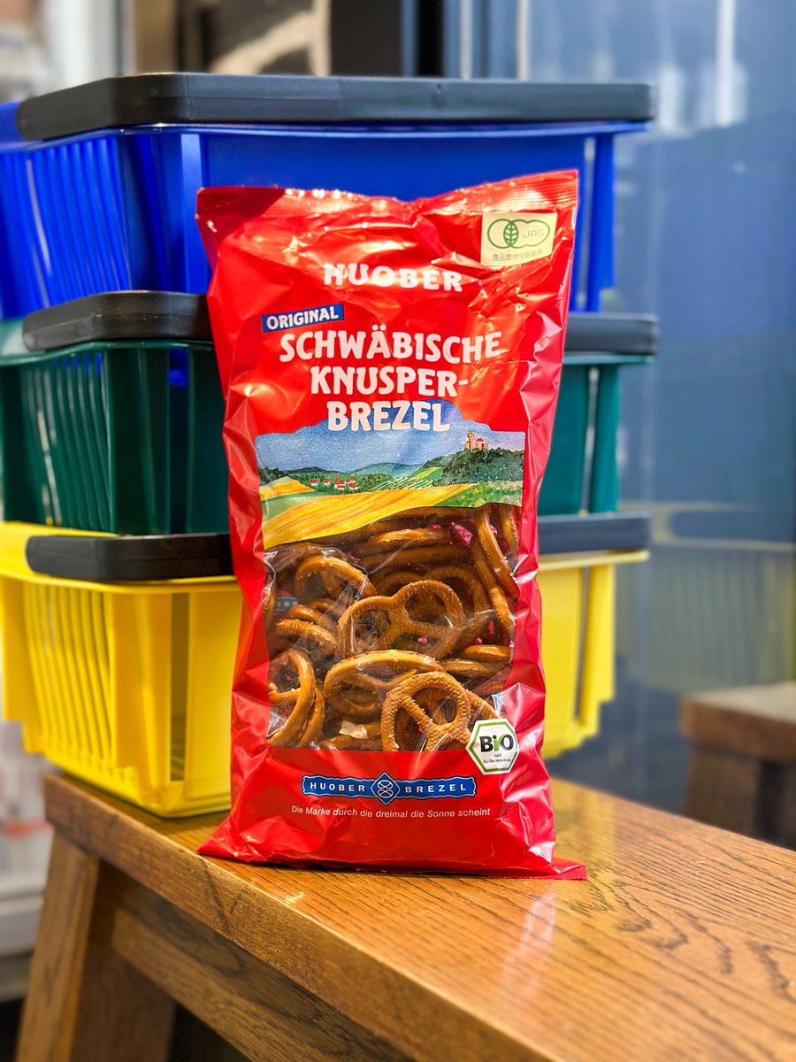 NeufrankSmoke's tweet photo. オクトーバーフェストシーズンに欠かせない定番おつまみ、プレッツェル🥨

当店では本場ドイツ🇩🇪から輸入された冷凍パンと、手軽なスナックタイプも販売してます。

香ばしい味わいにクリスピーな食感、程よい塩味が抜群で、おやつにはもちろん、ビールやナチュラルワインのお供に最高です🍺🍷 https://t.co/m5i8s2555e