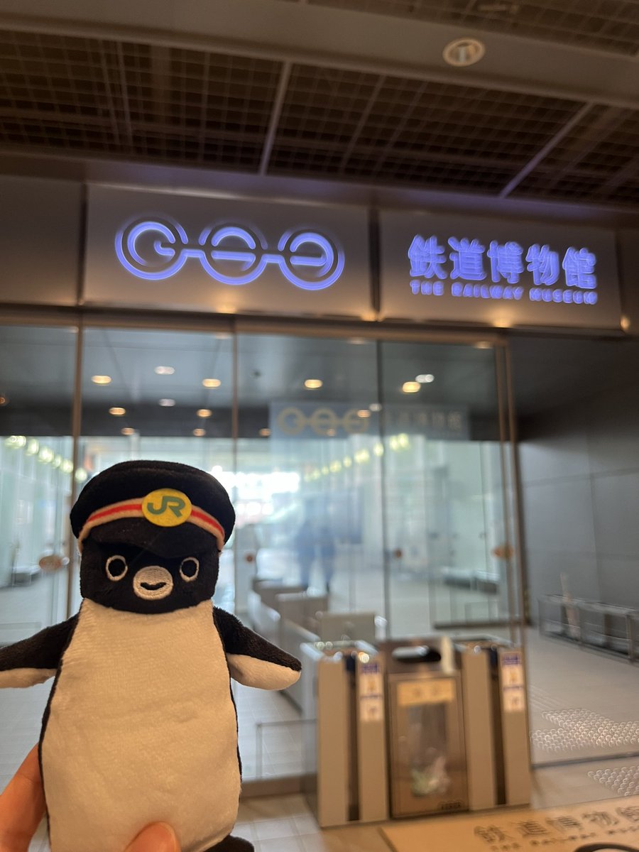 nucocochan's tweet photo. 🚂一昨日の装い🚂

鉄道博物館とさだまさしコンサートに行った日。

ブラウス▶︎an3
靴▶︎Fint
鞄▶︎しまみさニナス
ケープ／ジャンスカ／ネックレス／靴下▶︎しま実
シュシュ▶︎スリーコインズ・ダイソー
ぬいぐるみ▶︎Suicaの駅長ペンギン

#ぬここーデ https://t.co/d274aNjZXZ