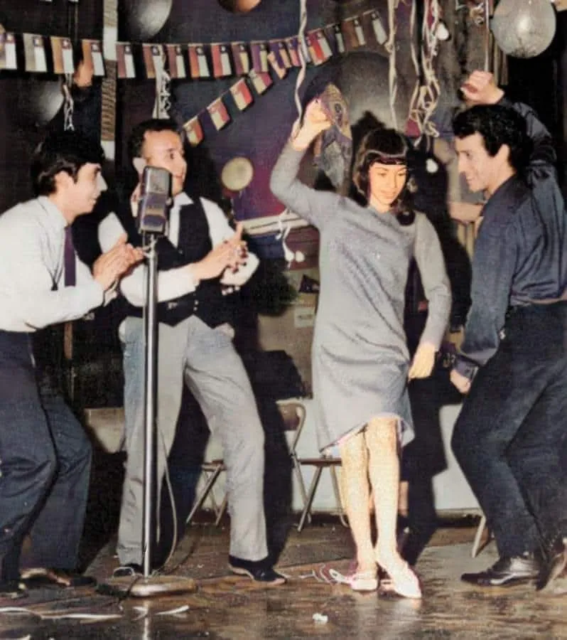 miguelfriasreca's tweet photo. Un dieciocho de Septiembre en la Peña de Los Parra, esta imagen de Angel Parra con Rolando Alarcón cantando una cueca y bailandola Isabel Parra con Victor Jara.
Feliz dieciocho a todos los Zurdos Mugrientos como yo. 😃👇
#FelicesFiestasPatrias🍷 #AunTenemosPatriaCiudadanos🇨🇱 https://t.co/3FM5Es0oFv