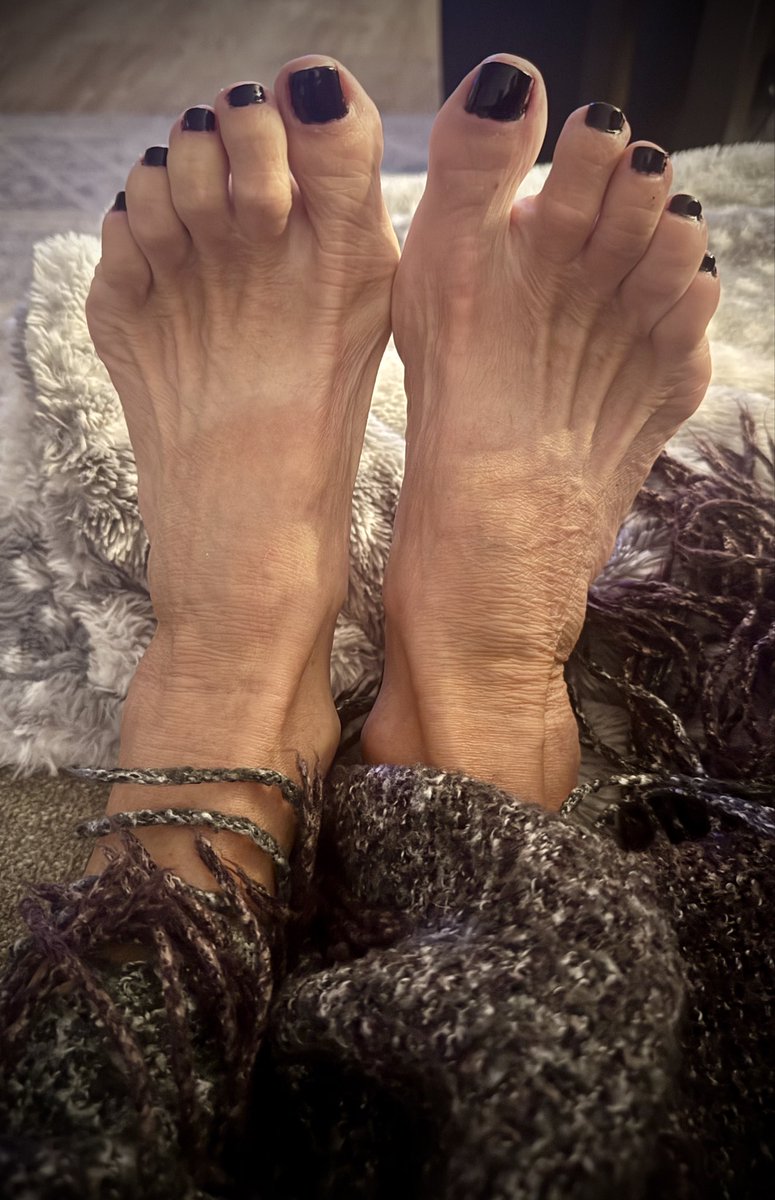 HighArchQueen48's tweet photo. TGIF Night…who’s ready to end the week with a little feet appreciation? ❤️ #feetfetısh  #toes  #polishedtoes  #maturefeet https://t.co/QkPr6Yeajk