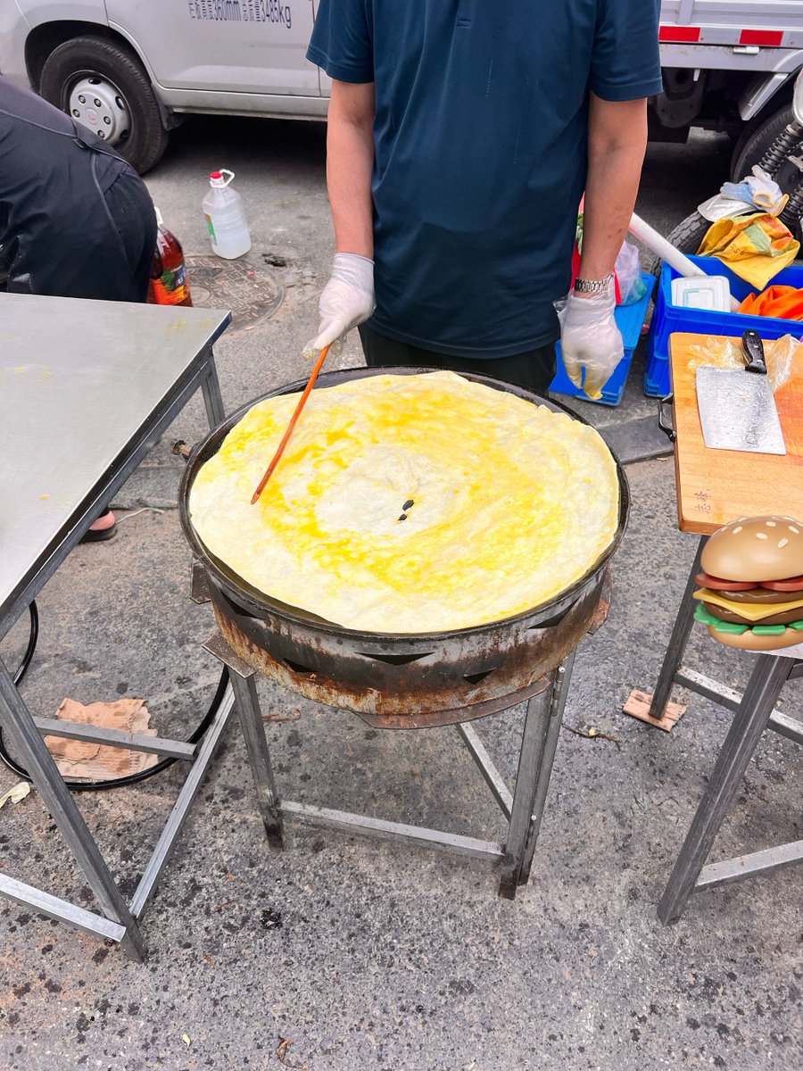 biscy839020's tweet photo. Craving late-night street food Just grabbed a crispy, golden Chinese fried pancake from the stall at the alley entrance—hot, fragrant, and so satisfying on a cool day! https://t.co/H40vV0F83s