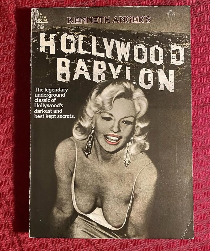 KellyAfterDarkk's tweet photo. Si hubo un ocultista que revelara secretos de famosos, ese fue Kenneth Anger quien en 1965 escribió 'Hollywood Babylon'. Un libro que contaba las cosas más bizarras y extravagantes que hacían los famosos de aquella época.

Dicho libro fue la inspiración de 'Babylon'. https://t.co/938VBGcaA8
