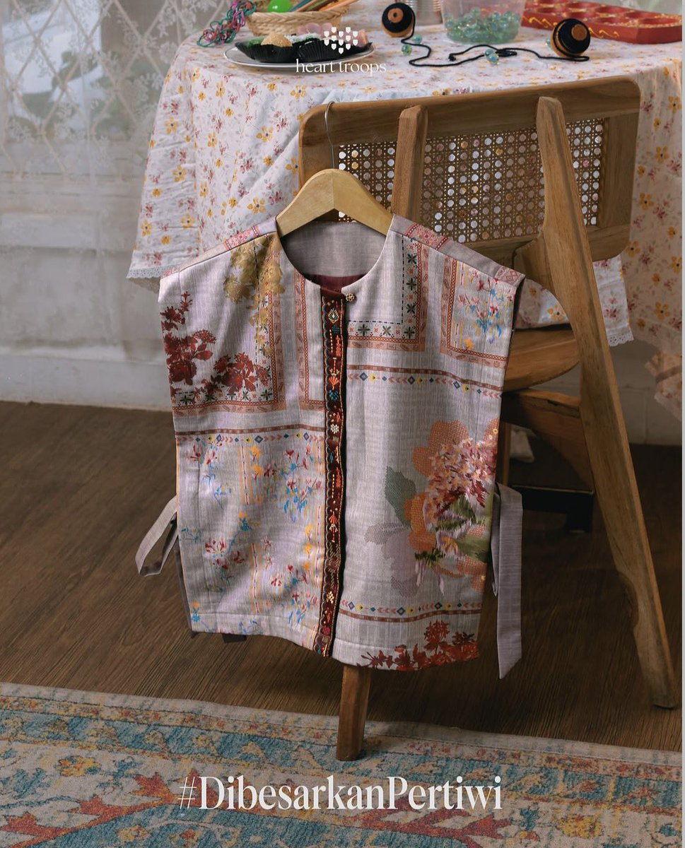 flowerrosessis's tweet photo. LIAT DEH CANTIK BANGETT DETAIL MOTIF BAJUNYA, karya lokal emang se keren itu https://t.co/bYBcYoHgKF